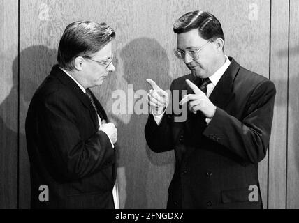 Die Bundesminister Rainer ORTLEB , FDP , und Carl-Dieter SPRANGER , CSU , bei einer Kabinettssitzung im November 1991. [Automatisierte Übersetzung] Stockfoto