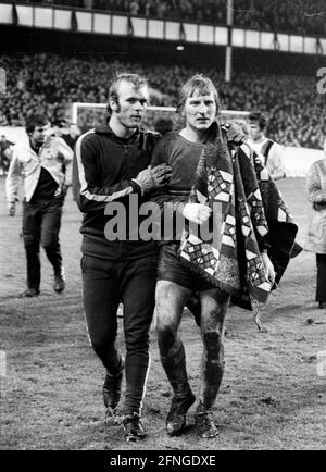 European Cup 1970/71 FC Everton - Borussia Mönchengladbach 04.11.1970 5:4 N.E. Wolfgang Kleff wird von Ersatztorwart Bernd Schrage getröstet. Nur für journalistische Zwecke! Nur für redaktionelle Zwecke! [Automatisierte Übersetzung] Stockfoto