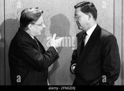 Die Bundesminister Rainer ORTLEB , FDP , und Carl-Dieter SPRANGER , CSU , bei einer Kabinettssitzung im November 1991. [Automatisierte Übersetzung] Stockfoto