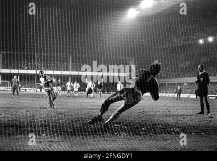 Europapokal der Landesmeister 1970/71. FC Everton - Borussia Mönchengladbach 04.11.1970 5:4 N.E. Ludwig Müller (MG) verfehlt die entscheidende 11 Mio. gegen TW. Rankin. Nur für journalistische Zwecke! Nur für redaktionelle Zwecke! [Automatisierte Übersetzung] Stockfoto