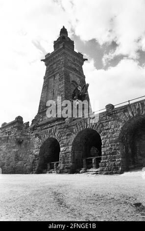 Deutschland, Kyffhäuserland, 25.05.1990 Archiv-Nr.: 17-01-31 das Kyffhäuser-Denkmal, ein Denkmal Kaiser Wilhelms im Kyffhäuser-Gebirge im Bereich der ehemaligen Kaiserburg Kyffhausen im Kreis Steinthaleben im thüringischen Kyffhäuser-Kreis. Foto: Die 11 m hohe Reiterstatue von Kaiser Wilhelm I. vom Bildhauer Emil Hundrieser, Stockfoto