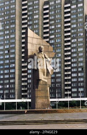 Berlin / Geschichte / DDR / 1991 Lenin-Denkmal am Leninplatz in Berlin-Friedrichshain. 1994 abgerissen, wurde es 1969, nach dem 20. Jahrestag der DDR, vor 200,000 Zuschauern enthüllt. Künstler war Nikolai Tomski aus der Sowjetunion. // Kunst / Denkmal / Sowjet / Sozialismus / Sowjets / DDR-Staat / *** Ortsüberschrift *** Ostdeutschland / Kommunismus / Lenin-Denkmal in Ost-Berlin, Aufgerichtet 1969, abgerissen 1994 Stockfoto