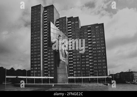 Berlin / Geschichte / DDR / 1991 Lenin-Denkmal am Leninplatz in Berlin-Friedrichshain. 1994 abgerissen, wurde es 1969, nach dem 20. Jahrestag der DDR, vor 200,000 Zuschauern enthüllt. Künstler war Nikolai Tomski aus der Sowjetunion. // Kunst / Denkmal / Sowjet / Sozialismus / Sowjets / DDR-Staat / *** Ortsüberschrift *** Ostdeutschland / Kommunismus / Lenin-Denkmal in Ost-Berlin, Aufgerichtet 1969, abgerissen 1994 Stockfoto