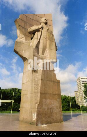 Berlin / Geschichte / DDR / 1991 Lenin-Denkmal am Leninplatz in Berlin-Friedrichshain. 1994 abgerissen, wurde es 1969, nach dem 20. Jahrestag der DDR, vor 200,000 Zuschauern enthüllt. Künstler war Nikolai Tomski aus der Sowjetunion. // Kunst / Denkmal / Sowjet / Sozialismus / Sowjets / DDR-Staat / *** Ortsüberschrift *** Ostdeutschland / Kommunismus / Lenin-Denkmal in Ost-Berlin, Aufgerichtet 1969, abgerissen 1994 Stockfoto