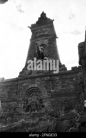 Deutschland, Kyffhäuserland, 25.05.1990 Archiv-Nr.: 17-01-25 das Kyffhäuser-Denkmal, ein Kaiser-Wilhelm-Denkmal im Kyffhäuser-Gebirge im Bereich der ehemaligen Kaiserburg Kyffhausen im Kreis Steinthaleben im thüringischen Kyffhäuser-Kreis. Foto: Die 11 m hohe Reiterstatue von Kaiser Wilhelm I. vom Bildhauer Emil Hundrieser, Stockfoto