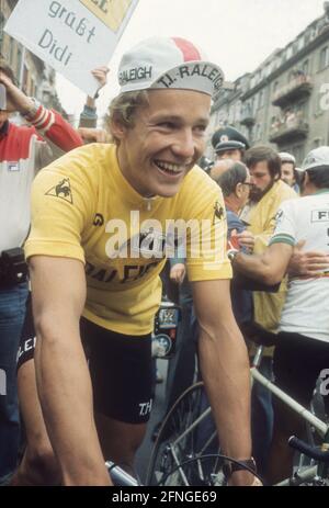 Tour de France 1977. Didi Thurau (Deutschland) nach der 13. Etappe in Freiburg im Breisgau im gelben Trikot. 14.07.1977. [Automatisierte Übersetzung] Stockfoto