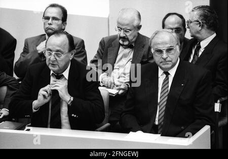 Deutschland, Bonn, 23.08.1990 Archiv-Nr.: 19-44-09 Regierungserklärung von Kohl zur deutschen Einheit Foto: Von links nach rechts: Lutz Stavenhagen, Hans-Dietrich Genscher Rudolf Seiters und Bundeskanzler Helmut Kohl Stockfoto