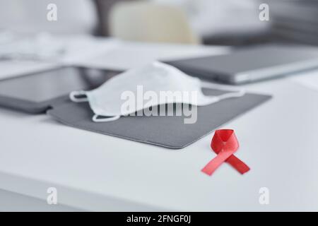 Nahaufnahme des roten Bandes, das beim Arzt auf dem Tisch liegt Büro Stockfoto