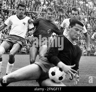 Borussia Mönchengladbach - Tasmanien Berlin 5:0 / 21.08.1965 Jupp Heynckes (MG/Dark Trikot) bei seinem ersten Heimspiel in der Bundesliga am Boekelberg. Vorne: Torwart Heinz Rohloff (Tasmanien) [automatisierte Übersetzung] Stockfoto