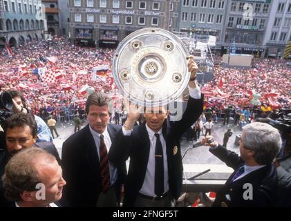 FC Bayern München Deutscher Meister 1990. meisterschaftsfeier am Marienplatz 12.05.1990. Klaus Augenthaler überreicht den Meisterschaftspokal an Trainer Jupp Heynckes. [Automatisierte Übersetzung] Stockfoto