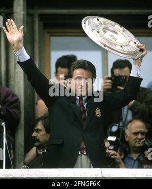 'FC Bayern München Deutscher Meister 1990: Trainer Josef ''Jupp'' Heynckes überreicht die Meisterschaftsprophäe auf dem Marienplatz 12.05.1990. [Automatisierte Übersetzung]' Stockfoto