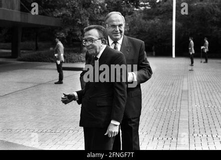 Deutschland, Bonn, 10.09.1990 Archiv-Nr.: 20-24-07 Staatsbesuch in Italien Foto: Bundeskanzler Helmut Kohl und der italienische Ministerpräsident Giulio Andreotti [automatisierte Übersetzung] Stockfoto