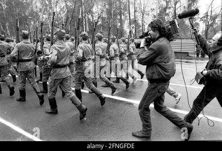 Brandenburg / DDR / Militär / 1990 nach dem Zusammenbruch der DDR gab es das Problem: Wie kann man die Russen aus dem Land holen? Verteidigungsminister Gerhard Stoltenberg, CDU besucht die sowjetischen Generäle in Wuensdorf, dem europäischen Hauptquartier der Roten Armee. Ein Fernsehteam filmt den Abzug der Roten Armee // Sowjetunion / *** Ortsüberschrift *** Ostdeutschland / Kommunistisches Deutschland / Sowjetunion ein Problem nach dem Zusammenbruch der DDR war: Wie wird man die Sowjetunion los? Ein Fernsehteam filmt die entferne Read Army im Hauptquartier des Ostblocks in Wuensdorf // Alliierten / Stockfoto