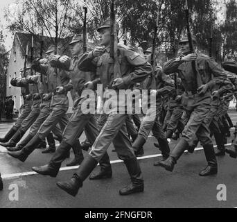 Brandenburg / DDR / Militär / 1990 Verteidigungsminister Gerhard Stoltenberg, CDU besucht die sowjetischen Generäle in Wuensdorf, dem europäischen Hauptquartier der Roten Armee. Parade der Generäle // Sowjetunion / Sowjet *** Ortsüberschrift *** Ostdeutschland / Kommunistisches Deutschland / Sowjetunion ein Problem nach dem Zusammenbruch der DDR war: Wie wird man die Sowjetunion los? Ein Fernsehteam filmt die entferne Read Army im Hauptquartier des Ostblocks in Wuensdorf // Alliierten / [automatisierte Übersetzung] Stockfoto