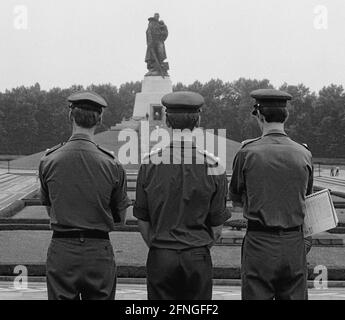 Berliner Bezirke / DDR / 4.8.1979 Sowjetisches Denkmal in Treptow, britische Offiziere davor. Etwa 30,000 Soldaten der Roten Armee sind hier begraben. // Hochzeit / Kriegsdenkmal / Britisch / Sowjets / Krieg / [automatisierte Übersetzung] Stockfoto