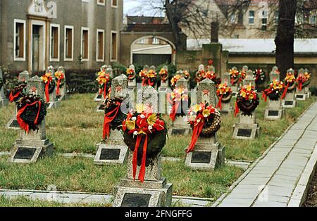 Brandenburg / Geschichte-1933-1945 1/1991 Jueterbog, sowjetischer Friedhof vor der Kirche //Soldatenfriedhof / Militär / Sowjet Stockfoto