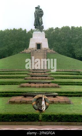 Berlin / Geschichte / Denkmal / 1994 Denkmal, Sowjetisches Denkmal in Treptow. Die größte sowjetische Gedenkstätte in Deutschland, heute Eigentum der Bundesregierung. Errichtet 1947 für 5000 Soldaten der Roten Armee, die in der Schlacht um Berlin ums Leben kamen. Bildhauer Wutschetisch. // Krieg / Militärfriedhof / Sowjetunion / [automatisierte Übersetzung] Stockfoto