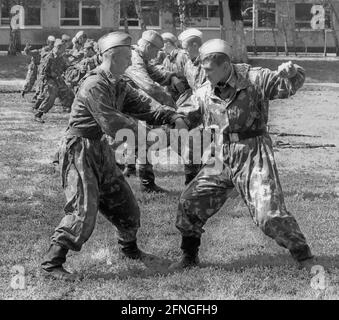 Berlin / Karlshorst / Sowjetunion / 1990 Kasernen eines Regiments der Roten Armee in Karlshorst, Kampftraining. 1994 verließ die Einheit Deutschland. // Militär / Besetzung / DDR / Einheit / Sowjets / Alliierten / Soldaten / DDR-Staat / Rote Armee *** Ortsüberschrift *** Ostdeutschland / Sowjet / Geschichte / ein Elite-Wachregiment der Roten Armee in Karlshorst (einem Viertel von Berlin). Die Truppen verließen Deutschland 1994 // Kalter Krieg / [automatisierte Übersetzung] Stockfoto