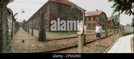 Polen / Geschichte / Konzentrationslager / 1999 Konzentrationslager Auschwitz (alter Teil), Lagerzaun und Wachturm // Juden / Nazis / Faschismus // Welterbe UNESCO *** Ortsüberschrift *** Geschichte / Faschismus / Polen / Nationalsozialismus / Juden / Konzentrationslager Auschwitz (alter Teil). Zäune und Stacheldraht. // UNESCO-Weltkulturerbe / [automatisierte Übersetzung] Stockfoto