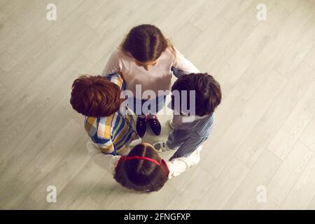 Blick von oben auf eine Gruppe von Grundschulkindern Sich in einem engen Kreis zuruckeln Stockfoto
