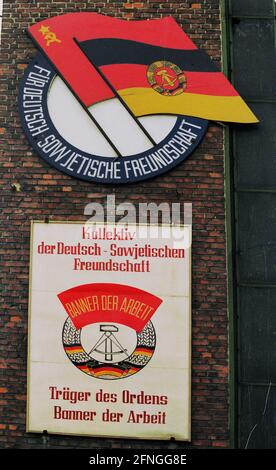 Sachsen-Anhalt / DDR-Land / Dez 1989 VEB Rohrleitungs-Kombinat Bitterfeld. Es werden große Rohre und ganze Kraftwerke produziert. Im Hof die Tafeln für die sozialen Gruppen, hier die Gesellschaft für Deutsch-Sowjetische Freundschaft // Wirtschaft / Industrie / Staat / Sowjet *** Ortsüberschrift *** Ostdeutschland / Kommunismus die Pipeline-Kombimühlen in Bitterfeld. Der Rechnungsausschuss des Reservekollektivs. Im kommunistischen Deutschland wurden die meisten sozialen Aktivitäten von den staatlichen Firmen, hier der Gesellschaft für Deutsch-Sowjetische Freundschaft, organisiert. [Automatisierte Übersetzung] Stockfoto