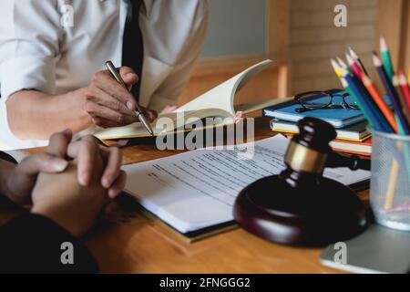 Wirtschaft und Rechtsanwalt diskutieren vor Vertragsunterzeichnung. Vertragsverhandlungen. Stockfoto