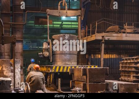 Großer Schöpfkeller-Behälter für den Eisenguss in der metallurgischen Fabrik in der Schwerindustrie. Stockfoto