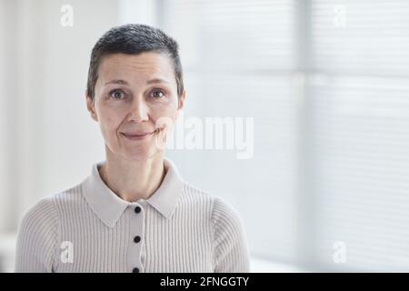 Porträt einer lächelnden reifen Frau, die die Kamera anschaut Stockfoto