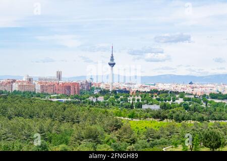 Panoramablick auf die Skyline von Madrid vom Parque de la Cua Verde de O'Donnell in Madrid. Blick auf die 5 Türme, die Kio Türme, die Pirul. Stockfoto