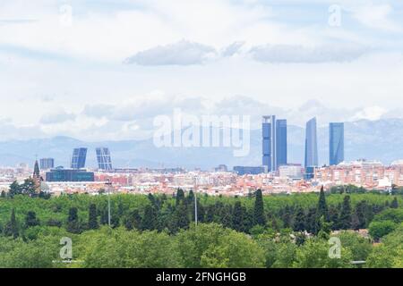 Panoramablick auf die Skyline von Madrid vom Parque de la Cua Verde de O'Donnell in Madrid. Blick auf die 5 Türme, die Kio Türme, die Pirul. Stockfoto