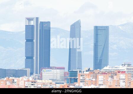 Panoramablick auf die Skyline von Madrid vom Parque de la Cua Verde de O'Donnell in Madrid. Blick auf die 5 Türme, die Kio Türme, die Pirul. Stockfoto