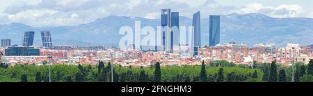 Panoramablick auf die Skyline von Madrid vom Parque de la Cua Verde de O'Donnell in Madrid. Blick auf die 5 Türme, die Kio Türme, die Pirul. Stockfoto