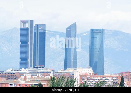 Panoramablick auf die Skyline von Madrid vom Parque de la Cua Verde de O'Donnell in Madrid. Blick auf die 5 Türme, die Kio Türme, die Pirul. Stockfoto