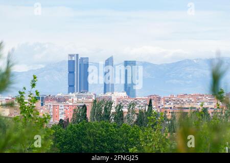 Panoramablick auf die Skyline von Madrid vom Parque de la Cua Verde de O'Donnell in Madrid. Blick auf die 5 Türme, die Kio Türme, die Pirul. Stockfoto