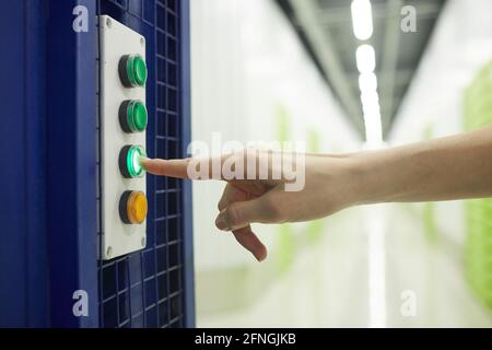 Nahaufnahme einer Frau, die den Knopf auf dem Aufzug drückt Stockfoto