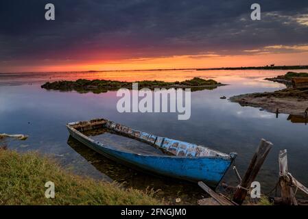 Boote bei einem Sommeraufgang auf dem Bootsfriedhof der Fangar Bay (Badia del Fangar), im Ebro-Delta (Provinz Tarragona, Katalonien, Spanien) Stockfoto