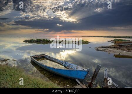 Boote bei einem Sommeraufgang auf dem Bootsfriedhof der Fangar Bay (Badia del Fangar), im Ebro-Delta (Provinz Tarragona, Katalonien, Spanien) Stockfoto