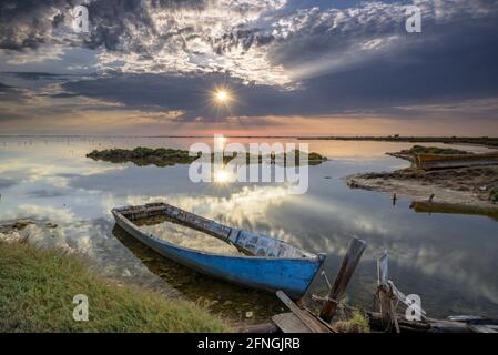 Boote bei einem Sommeraufgang auf dem Bootsfriedhof der Fangar Bay (Badia del Fangar), im Ebro-Delta (Provinz Tarragona, Katalonien, Spanien) Stockfoto