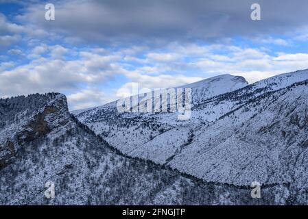 Cadí Südwand vom Aussichtspunkt Gresolet nach einem Winterschnee (Berguedà, Katalonien, Spanien, Pyrenäen) ESP: Vistas de la cara sur del Cadí Stockfoto