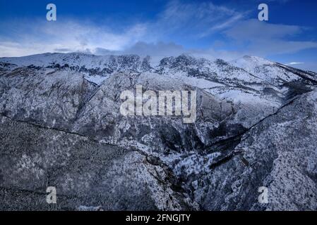 Cadí Südwand vom Aussichtspunkt Gresolet nach einem Winterschnee (Berguedà, Katalonien, Spanien, Pyrenäen) ESP: Vistas de la cara sur del Cadí Stockfoto