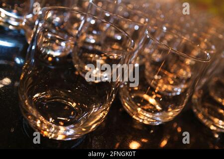 Sekt Gläser in einer Reihe Stockfoto