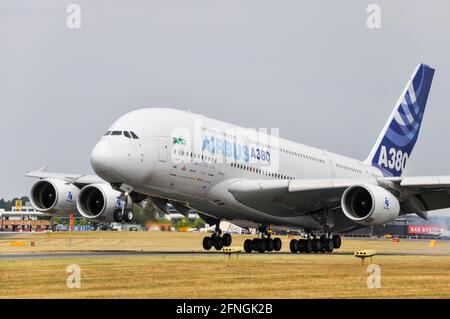 Airbus A380 Corporate schemed Jet Airliner Flugzeug Prototyp F-WWDD Landung nach Ausstellungsflug auf Farnborough International Airshow 2010, Großbritannien Stockfoto