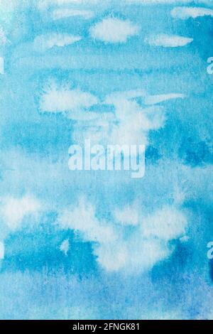 Abstrakte Farbverschmierungen, Aquarellfüllung oder Hintergrund. Meeresbodenstruktur. Handgezeichneter blauer Hintergrund mit weißen Flecken und Streifen Stockfoto