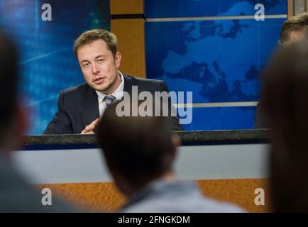 WELTRAUMZENTRUM JOHNSON, USA - 16. April 2012 - Elon Musk, Chief Executive Officer und Chief Designer von Space Exploration Technologies (SpaceX) NASA Stockfoto