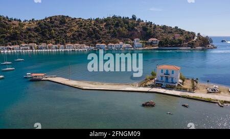 Einsames wunderschönes Haus in Galatas, vor dem Ausgang der Insel Poros, Griechenland Stockfoto