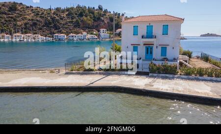 Einsames wunderschönes Haus in Galatas, vor dem Ausgang der Insel Poros, Griechenland Stockfoto