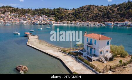 Einsames wunderschönes Haus in Galatas, vor dem Ausgang der Insel Poros, Griechenland Stockfoto