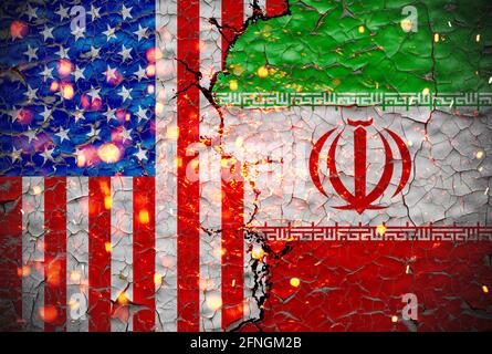 Grunge US VS Iran Nationalflaggen Ikonogramm Muster isoliert auf gebrochenen rissige Wand Hintergrund, abstrakte internationale politische Beziehung Freundschaft div Stockfoto