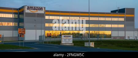 Straße, die am Logistikzentrum von Amazon vorbeiführt Stockfoto