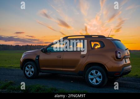 Dacia Duster Kompakt-SUV auf Schotterstraße bei Sonnenuntergang Stockfoto